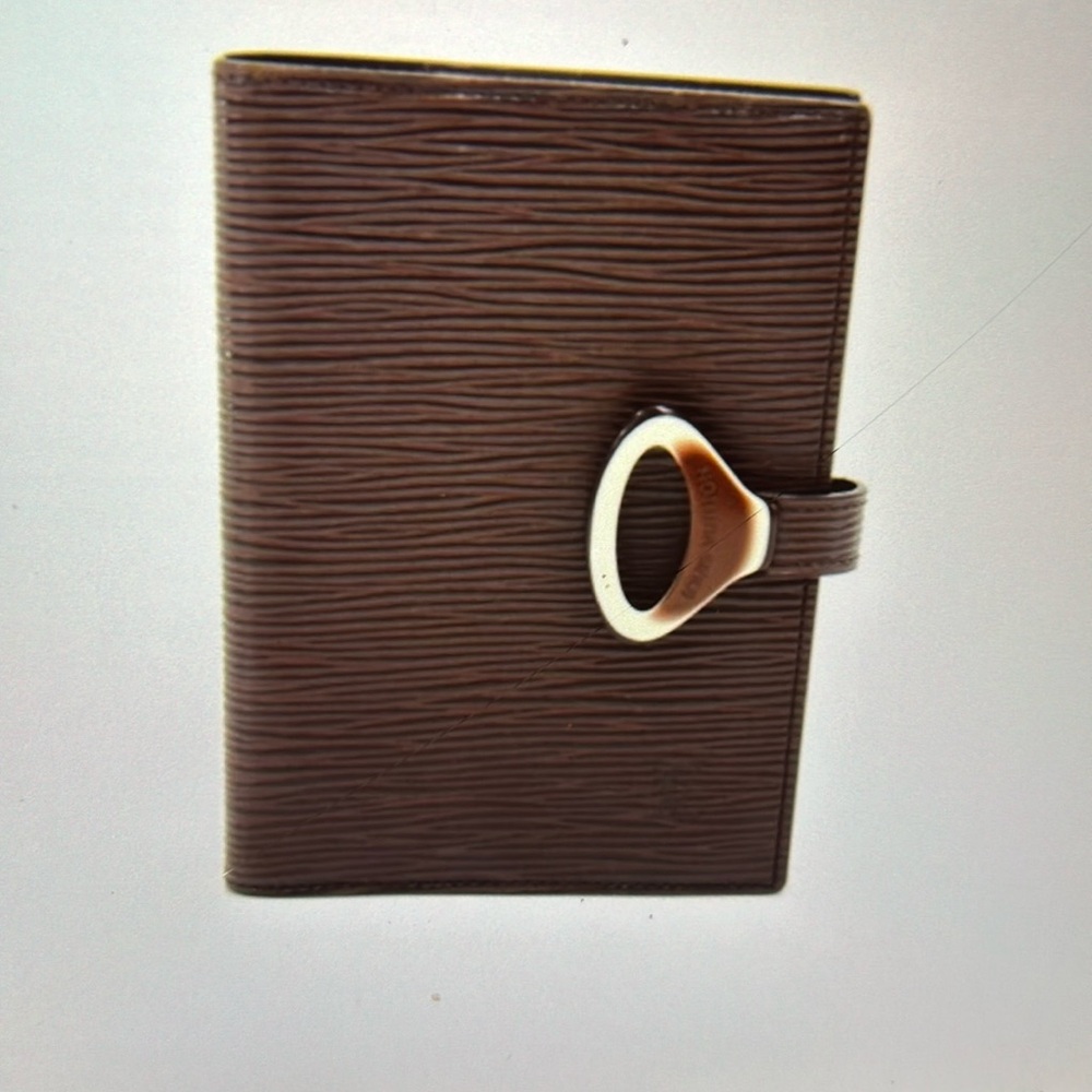Vintage Louis Vuitton Moka Brown Epi
Leather Agenda Cover PM
Condition: Great